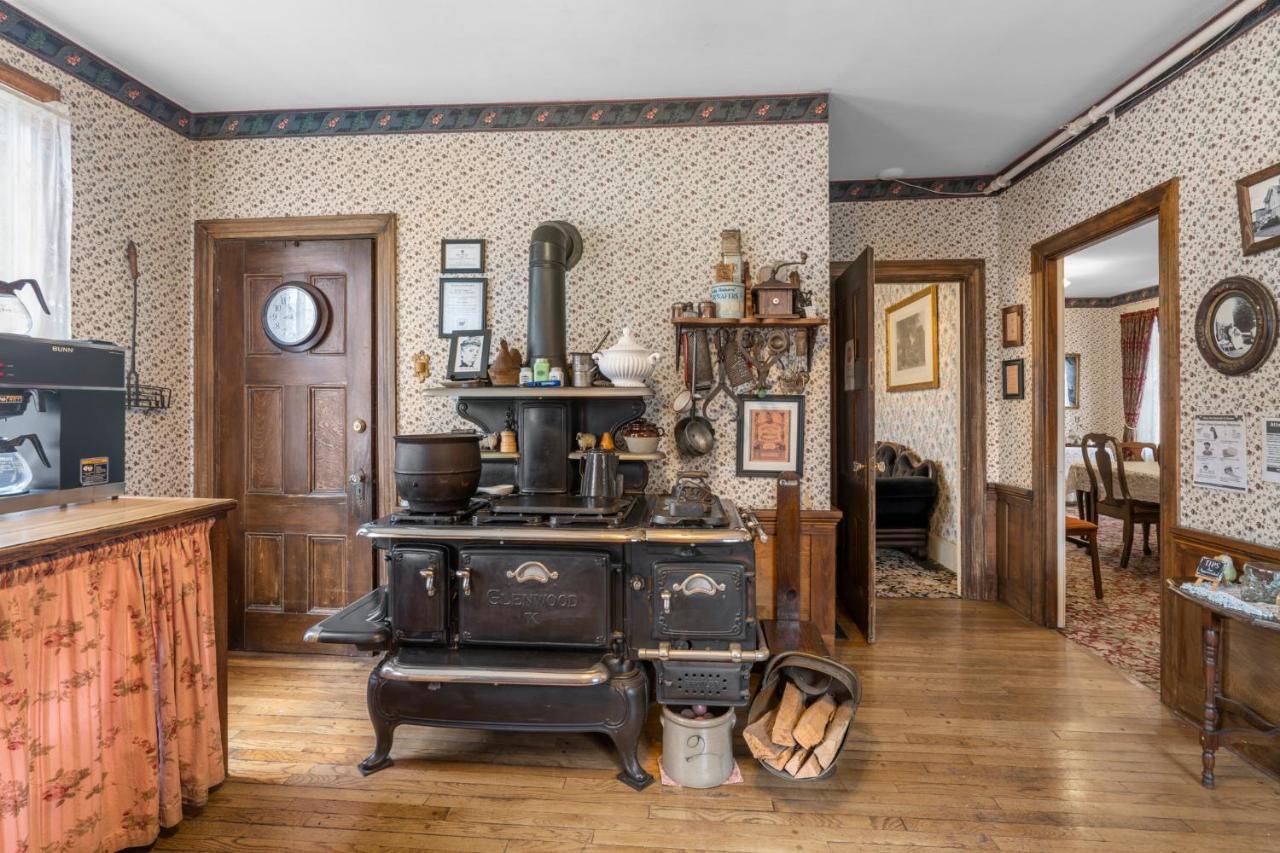 Lizzie Borden House Bed and Breakfast Fall River Eksteriør billede